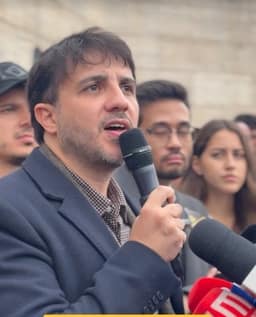 Renan Santos ataca adversários, pede prisão de ministros do STF e lança manifesto em ato no Ibirapuera