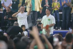 Flávio Bolsonaro lista propostas linha-dura para segurança em ato com presença de Ruas e apelo às mulheres no Rio