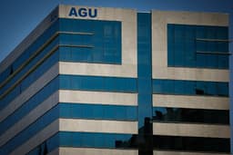 AGU pede ao STF que celular continue com internet mesmo após fim da franquia nas eleições