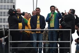Com gritos de 'fora Moraes' e exaltação a Mendonça, Flávio Bolsonaro reúne apoiadores na Paulista