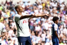 Richarlison acusa Flávio Bolsonaro de tomar posse de ilha em Angra e pede investigação da PF; Willer Tomaz desafia o jogador do Tottenham