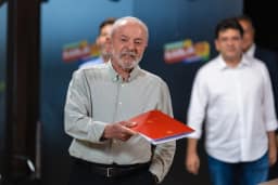 A mudança na campanha de Lula no 2º turno: de 'ídolo' a candidato