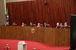 TSE decide pela exclusão de posts que associam Flávio Bolsonaro à retirada do título de padroeira, mas limita alcance de decisão de Mendonça sobre Nossa Senhora