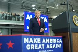 Trump diz que falará com Lula, mas volta a criticar eleições no Brasil: uma 'vergonha'