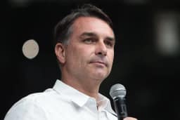 Avião particular que teria a bordo Flávio Bolsonaro e família pousa no Equador após senador deixar a Argentina