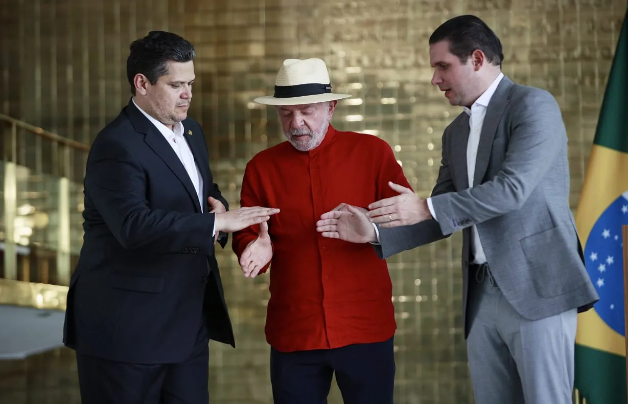 Congresso pauta fim da escala 6x1 e taxa das blusinhas após acordo com Lula