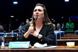 Kátia Abreu é aplaudida em reunião do PT ao dizer que campanha de Lula é comandada por ‘paulistas sem voto’ e pedir ‘menos Janja e mais Alckmin’