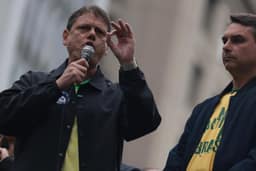 Carro de som solta fumaça antes de agenda de Flávio Bolsonaro e Tarcísio em SP