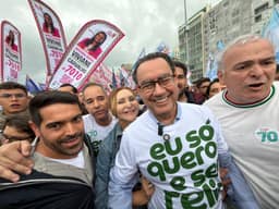Augusto Cury faz aceno a ministro André Mendonça em ato que reuniu 1,4 mil em Copacabana