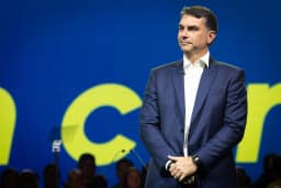 'Flávio Bolsonaro, um candidato distante'