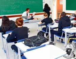 Brasil é o 3º país com menos professores satisfeitos e o 4º em que mais educadores deixam a profissão, aponta OCDE
