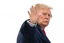 Trump manda jornalista "ficar quieta" após perguntas sobre expulsão de veículos da cobertura da Casa Branca; assista