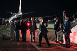 Secretários de Estado e do Tesouro dos EUA viajaram em avião usado como 'isca' durante saída secreta de Trump da Turquia