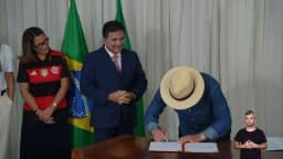 Lula sanciona lei para desenvolvimento e profissionalização do futebol feminino no Brasil