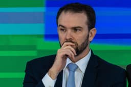 Flávio aciona TSE contra ministro da Fazenda por suposto uso da máquina pública em campanha de Lula