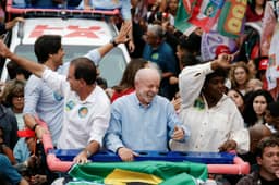 De olho em avanço de Flávio no Rio, Lula faz campanha em São Gonçalo ao lado de Eduardo Paes