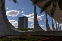 Comissão do Congresso adia votação da MP do fim da ‘taxa das blusinhas’