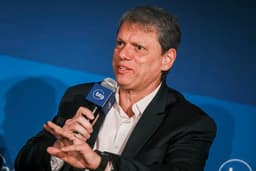 Tarcísio diz que Flávio Bolsonaro já explicou suas relações com Daniel Vorcaro: 'Está tudo esclarecido'