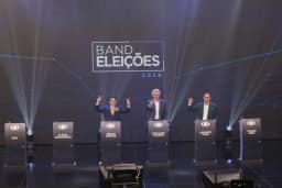 Fraldas, ameaça de desistência, protesto e cochilos na plateia: os bastidores do debate presidencial da Band