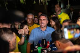 Flávio Bolsonaro chegou a ter dobro da vantagem aberta pelo pai contra Lula em 2022 e avançou em MG e Tocantins