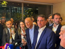 'Quem tem que prestar contas não sou eu', diz Flávio Bolsonaro sobre filme Dark Horse