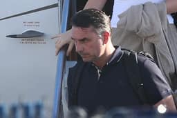 Fuga de Flávio Bolsonaro para os EUA é criticada por democratas, que miram Trump às vésperas das eleições