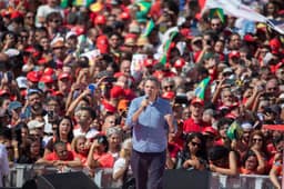 Haddad abre campanha com Lula em estádio do ABC, elogia padrinho e faz apelo às bases