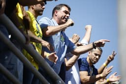 Flávio Bolsonaro promete guerra aos 'narcoterroristas’ em comício com Douglas Ruas em Nova Iguaçu