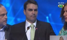 Flávio Bolsonaro e o desmaio em debate na Band, há 10 anos