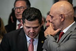 Aliado de Moraes, Davi Alcolumbre tenta se distanciar de Flávio Bolsonaro em meio à crise no STF