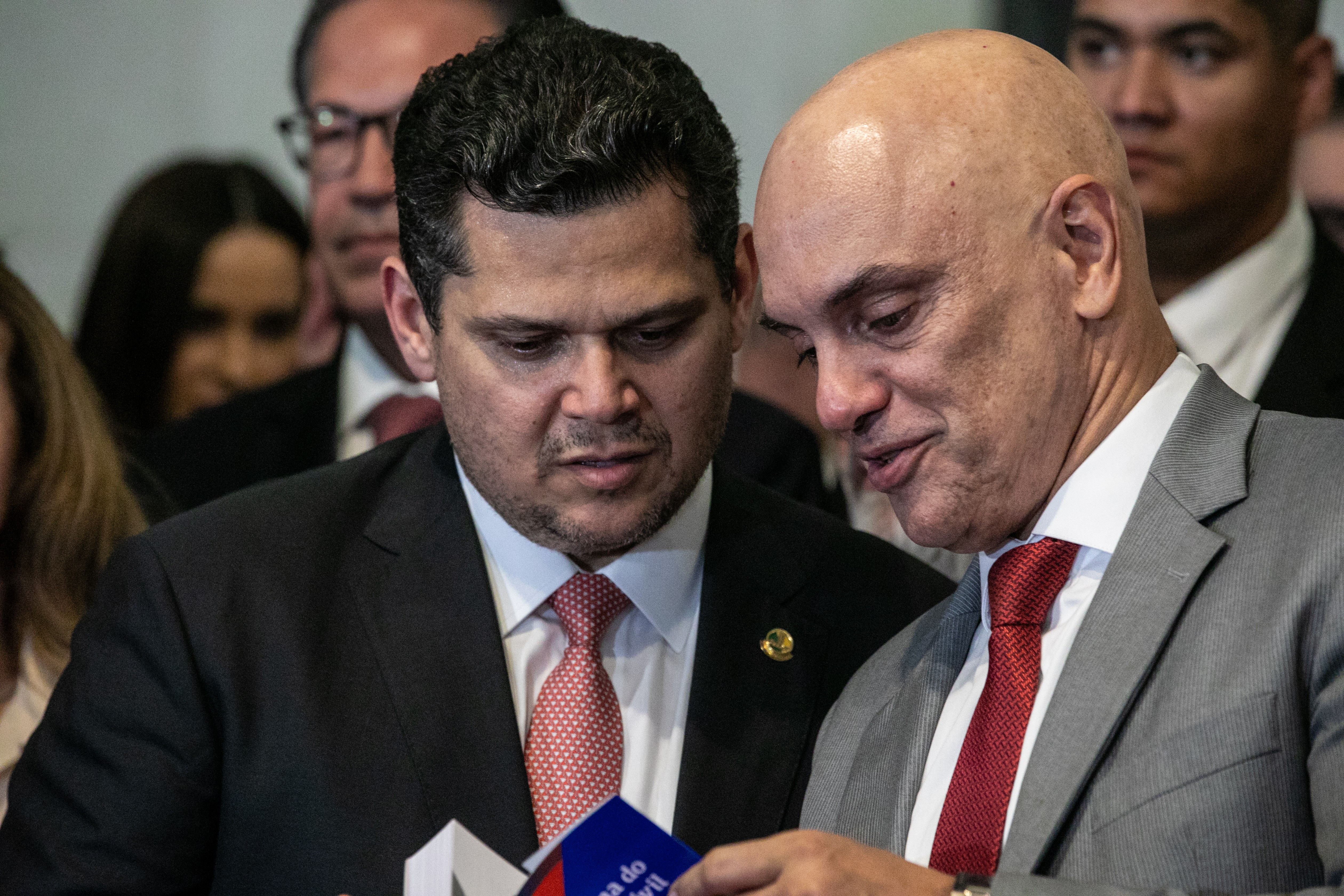 Alcolumbre sinaliza a aliados que não cederá a novos apelos para pautar impeachment de Moraes após novas mensagens de Vorcaro