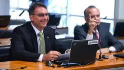 Isolado, Flávio Bolsonaro deve ir de Flávio Marinho como vice