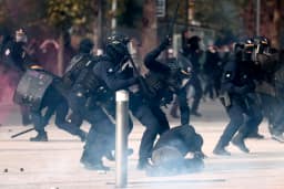 França vive novo dia de protestos sob forte esquema policial; manifestações se espalham pelo país, e 135 são presos