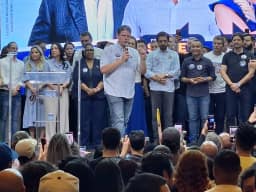 Tarcísio afirma que ‘está com Flávio’, mas também ‘captura’ votos de eleitor de Lula