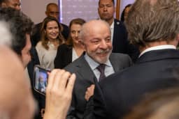 Em jantar com empresários, Lula diz que é preciso 'escolher entre democracia ou barbárie' e fala em conciliar 'responsabilidade fiscal com social'