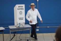 Lula repete última eleição e lidera votos no exterior no 1º turno
