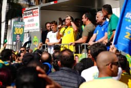 Flávio diz que autoridades do Judiciário impediram apoio do Centrão e promete usar imagem de Bolsonaro 'no limite da lei'