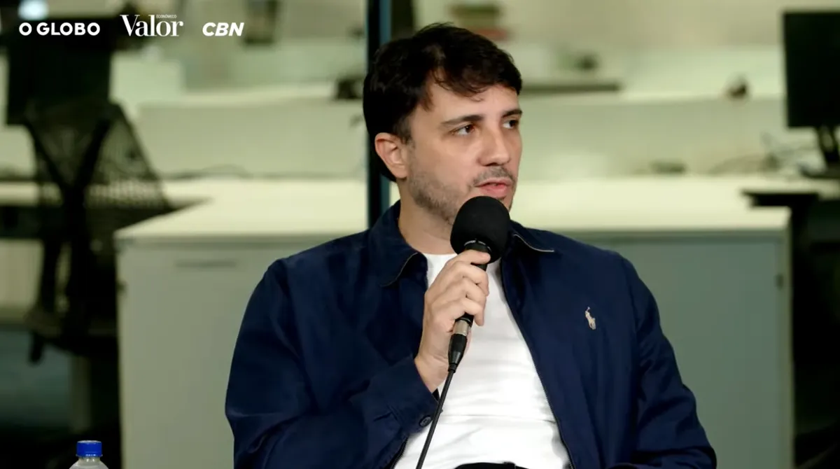 Renan Santos leva campanha presidencial de ônibus pelo Sul e Sudeste