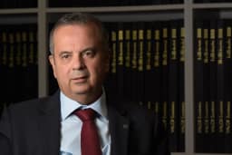 Coordenador de Flávio pede a Fachin fim do sigilo dos inquéritos das Fake News e das fraudes no INSS