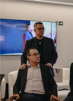 Augusto Cury lamenta morte de empresário em queda de helicóptero e suspende campanha