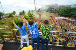 No Rio, Flávio Bolsonaro chega para último ato presencial da campanha
