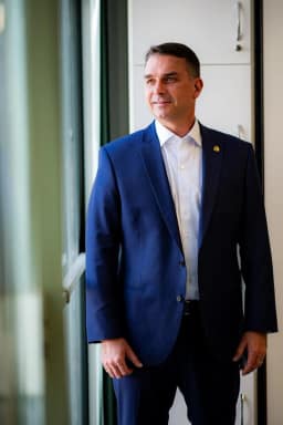 ‘Tem pouco preso no Brasil; tem que ter mais’, diz Flávio Bolsonaro