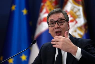 Aleksandar Vucic renuncia à Presidência da Sérvia e concorrerá a premiê