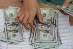 Dólar à vista avança 8,2%, maior alta diária desde 1999, com vitória de Lula