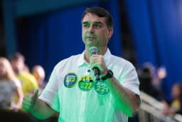 Avião com Flávio Bolsonaro muda local de pouso por falta de teto em Juiz de Fora