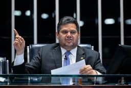 Mensagens encontradas pela PF indicam proximidade entre Alcolumbre e Vorcaro, diz revista