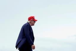 Trump ameaça atacar Omã se país atrapalhar negociações com o Irã