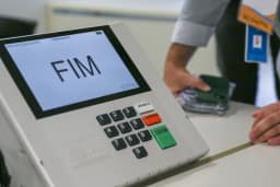 Pool de veículos cancela debate após Lula e Flávio Bolsonaro não confirmarem participação