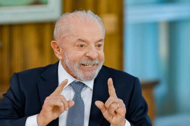 Lula liga Flávio Bolsonaro a milícias do Rio e diz que senador não tem biografia