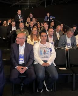Mãe da menina Ana Clara acompanha debate da Globo em comitiva de Lula